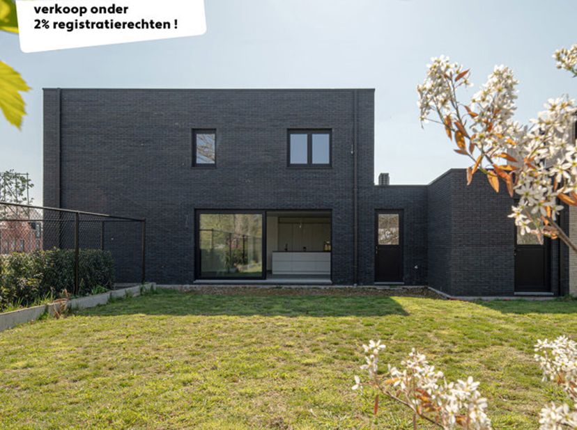 Ruime (228 m²) en kwalitatief afgewerkte zeer recente woning op leuk perceel van 527 m².Uitzonderlijk voordeel voor de koper : Deze woning wordt verko