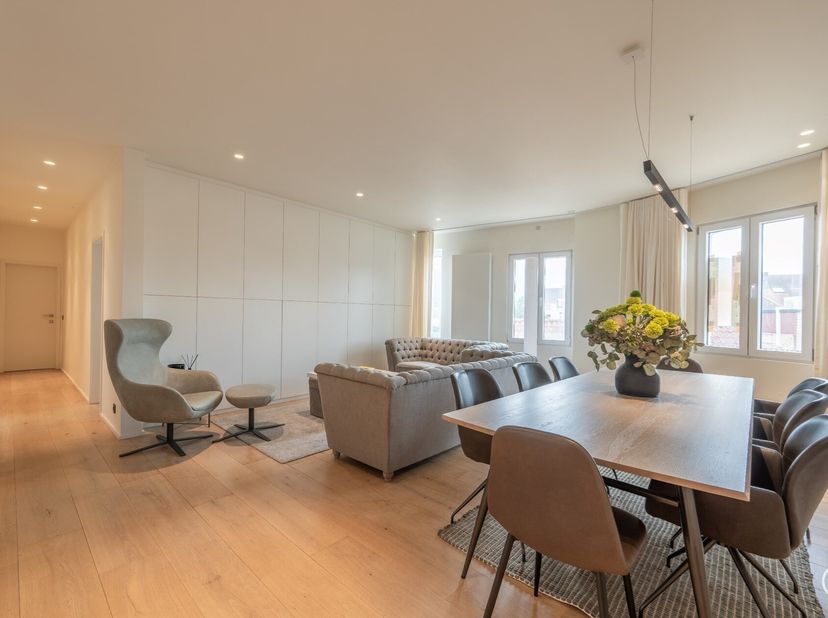Instapklaar gerenoveerd appartement op een eerste verdieping in historisch pand op wandelafstand van het strand. Het appartement omvat een inkomhal, w