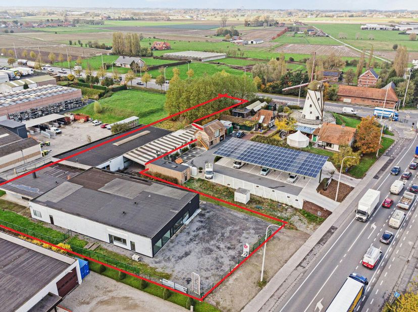 Bedrijfsgebouw van ca. 1.440m² m² op ca. 4.195m² te Ardooie.&lt;br /&gt;
Zichtlocatie nabij de op- en afrit van de E403.&lt;br /&gt;
Het eigendom heeft een percee