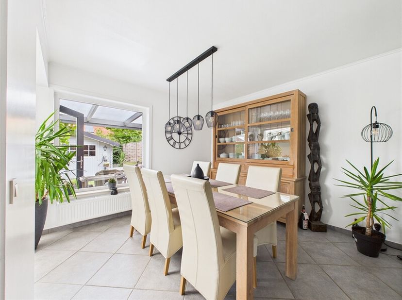Située à Kain, cette agréable maison trois chambres avec garage ne manquera pas de vous séduire. Elle souvre sur un hall dentrée avec espace dressing