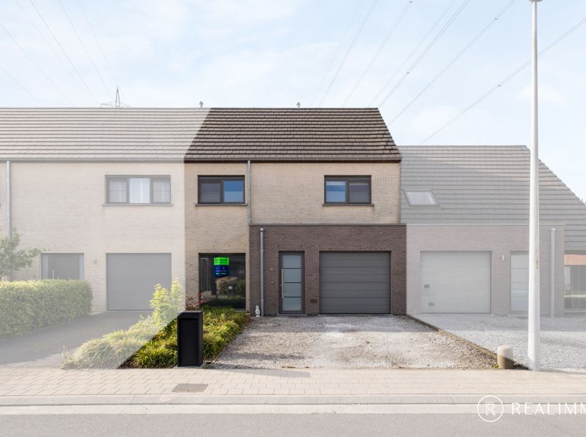 Welkom in deze tot in de puntjes onderhouden woning, gelegen in een rustige en kindvriendelijke wijk in Deerlijk. Deze instapklare woning biedt niet a