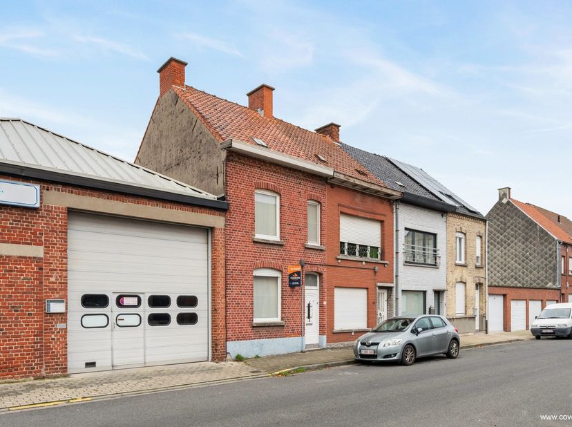 Maison à rénover avec garage à Roulers&lt;br /&gt;
&lt;br /&gt;
Vous êtes à la recherche d&#039;un projet de rénovation avec de nombreuses possibilités ? Cette proprié