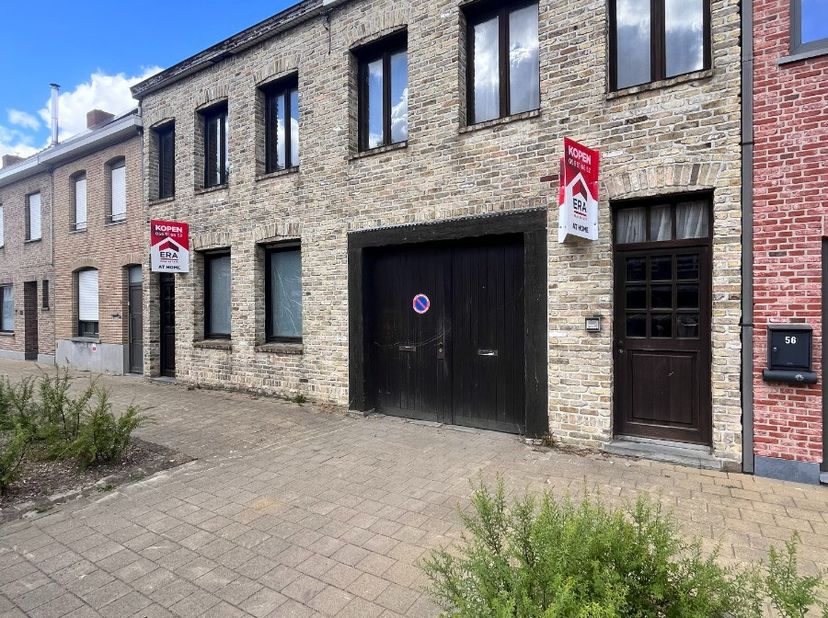 Propriété à rénové avec hangar et appartement à vendre.Cette propriété dispose d&#039;un hangar de 25 sur 10 mètre accesible par le cour de la maison et un