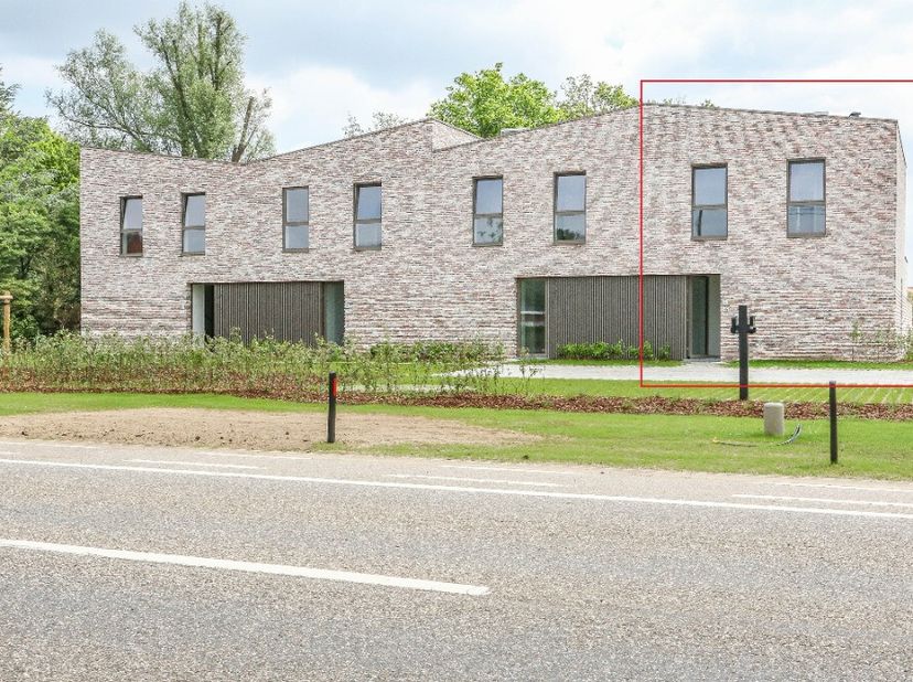 Centraal gelegen nieuwbouwwoning met 3 slaapkamers. Gelegen in een groen parkgebied met goede verbindingen richting E313-E314.De woning is voorzien va