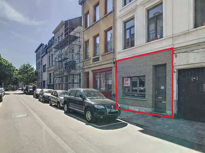 Cet appartement en duplex de 102 m² à vendre à Anvers est situé dans la Ballaarstraat. L&#039;appartement dispose d&#039;une chambre spacieuse. Il y a un espace