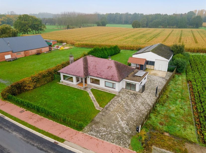 Mooie villa met landbouw magazijn in het landelijke Onze-Lieve-Vrouw-Waver.&lt;br /&gt;
Deze energiezuinige (A-label), gerenoveerde villa met landbouwmagazi