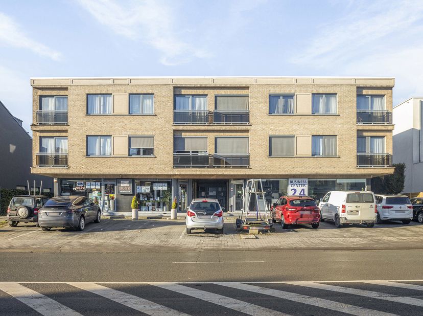 Gelegen in een kleine residentie op de 2e verdieping met lift.&lt;br /&gt;
Dit appartement bestaat uit een inkomhal, een ruime woon- en eetkamer met veel li