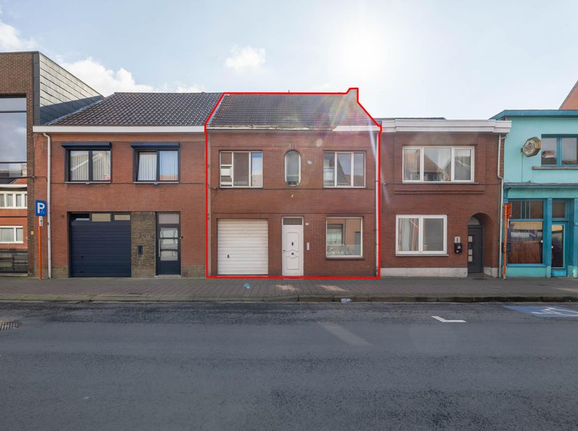TE RENOVEREN WONING &lt;br /&gt;
 &lt;br /&gt;
Indeling:  &lt;br /&gt;
- gelijkvloers: inkom, leefruimte met eet- en zithoek, extra eetplaats, keuken (semi-geïnstalleer
