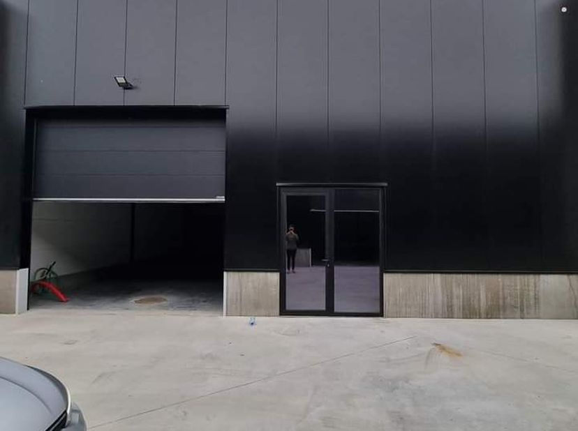 Wij VERKOPEN onze loods&lt;br /&gt;
&lt;br /&gt;
-Nieuwe loods te Ieper (Kruiskalsijdestraat)&lt;br /&gt;
-Nabij autostrade &lt;br /&gt;
-145 M2&lt;br /&gt;
-Elek en verlichting aa