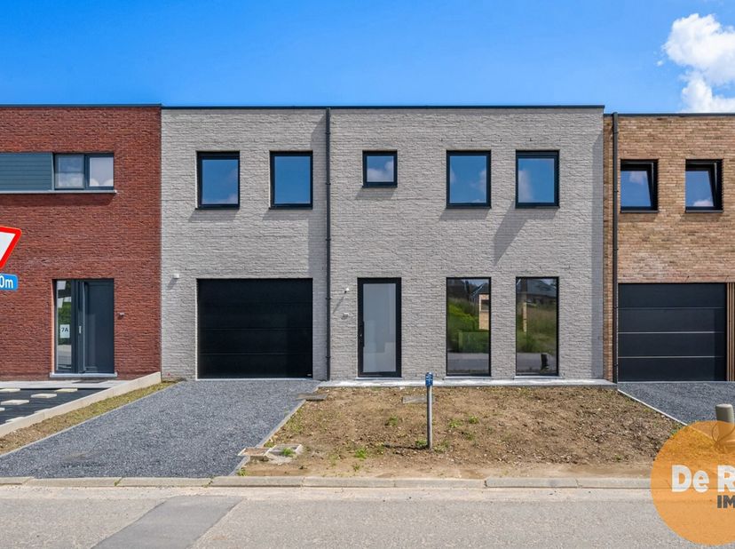 ZWALM - Deze prachtige nieuwbouwwoning zal u in al zijn opzichten kunnen bekoren. Deze woning, die werd gezet met zeer kwalitatieve materialen, biedt