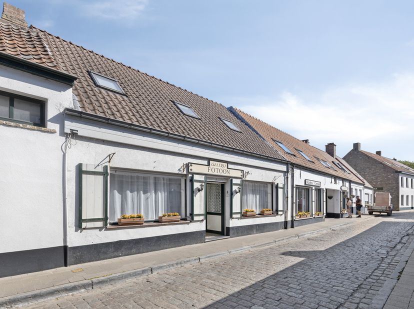 Bent u op zoek naar een pand dat wonen en ondernemen naadloos combineert? Dan is dit charmante handelshuis in Lissewege precies wat u zoekt. Gelegen t