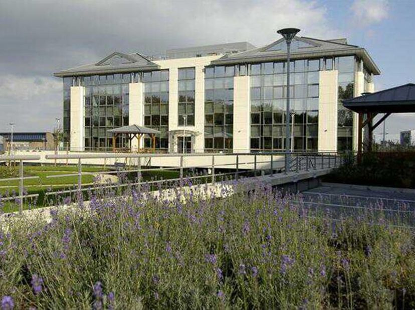 Ces bureaux sont situés dans le nouveau développement Business Park Axis à Mont-Saint-Guibert, situé dans la province du Brabant Wallon. L&#039;emplacement