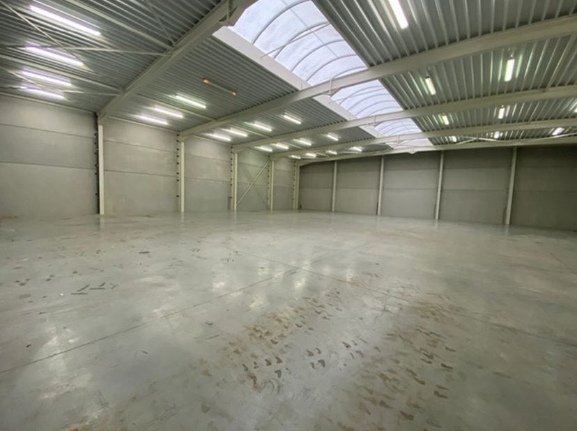 Bedrijfsgebouw/loods gelegen in de industriezone Kanaal-Zuid te Bree, dichtbij het centrum.&lt;br /&gt;
Het bedrijfsgebouw is in de aanwezigheid van parkeer