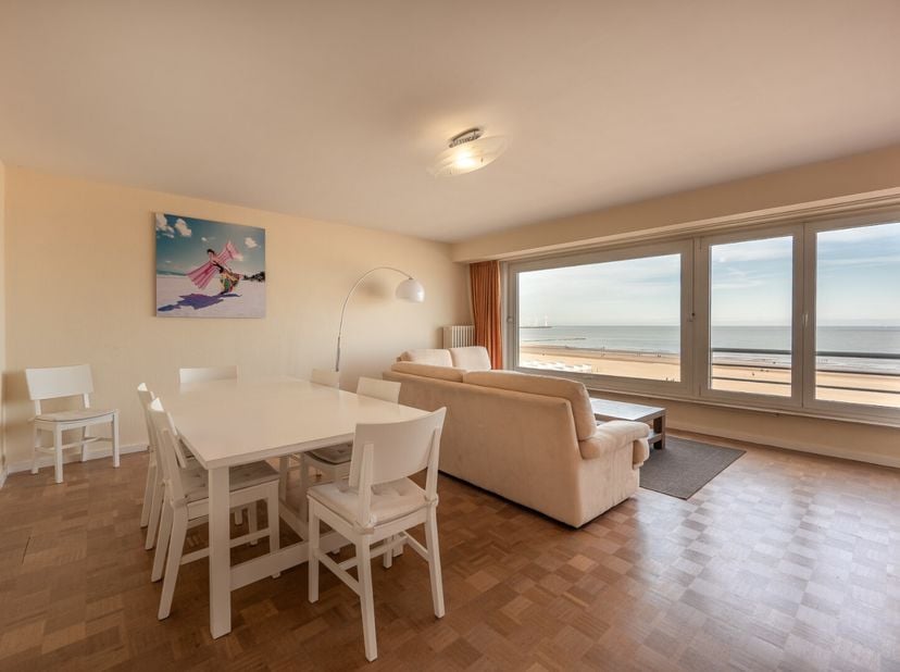 Ruim appartement op de Zeedijk Duinbergen gelegen op een mooie 4e verdieping met uitstekend frontaal zeezicht, vlak bij de zeilclub Duinbergen.  Het a