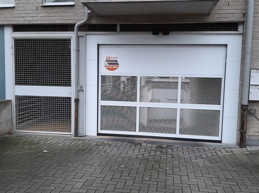 In het centrum van Machelen, in een recent en goed onderhouden flatgebouw, bieden we 1 tot 5  ondergrondse parkeerplaatsen te koop aan.&lt;br /&gt;
U kan de