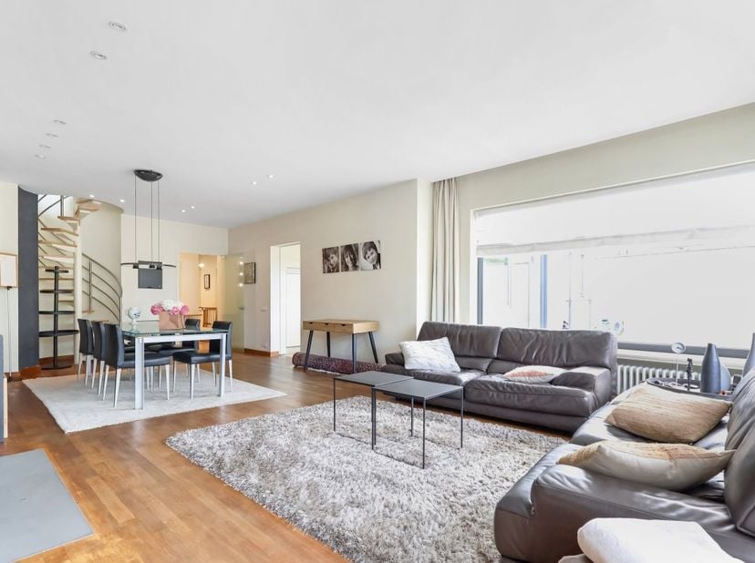 Deze multifunctionele woning biedt een zee van ruimte met maar liefst 340m² bewoonbare oppervlakte.&lt;br /&gt;
Deze voormalige apothekerswoning in het cent