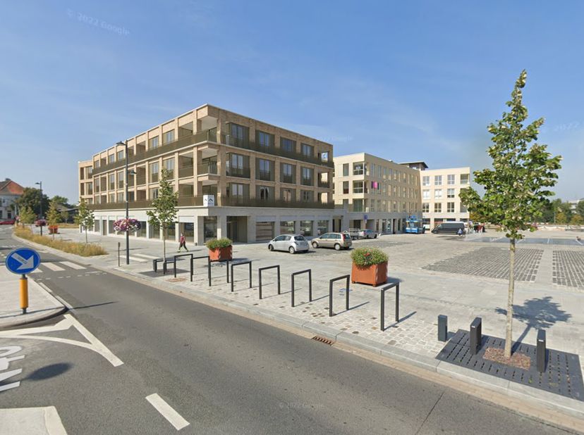 Grâce à cette situation, l&#039;immeuble dispose d&#039;une façade de 20m du côté de la Marktplein et d&#039;une façade de 28,50m le long de la N43, ce qui lui confè