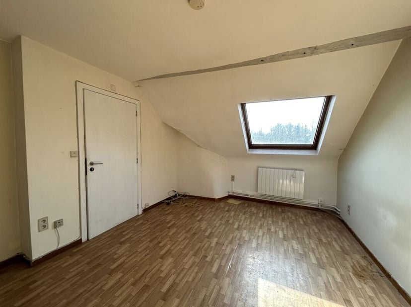 Appartement de +/- 60m² situé sur la Grand Place de Péruwelz au 2éme étage.&lt;br /&gt;
Le bien comprend un living avec cuisine semi-équipée (30m²), une arr