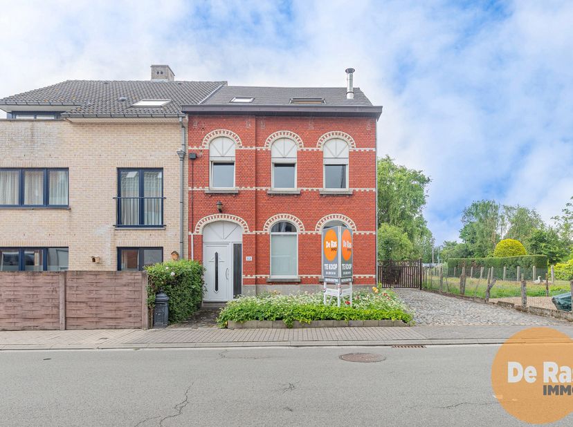EERSTE BEZOEKDAG ZONDAG 22 JUNI VAN 10u TOT 14u (ENKEL OP AFSPRAAK !)&lt;br /&gt;
LEDE - Deze karaktervolle en charmante 3-gevelwoning, voorzien van 4 slaap
