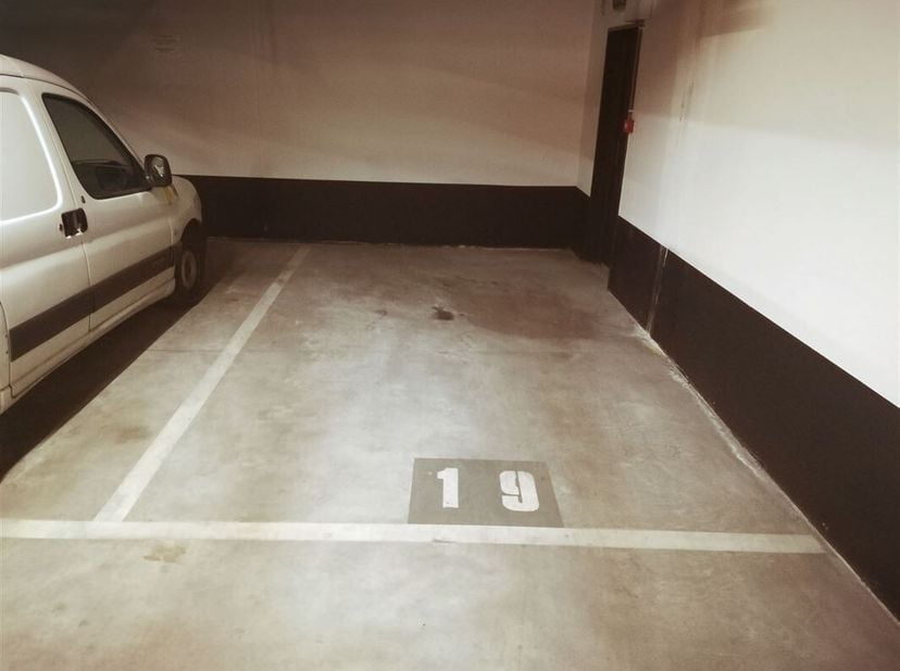 RUE KEYENVELD 69 / IXELLES (prox. place Stéphanie, avenue Louise, quartier St-Boniface et Place Fernand Cocq) : emplacement de parking à louer. Idéale