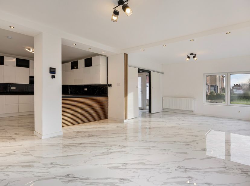 Deze gerenoveerde eengezinswoning, gelegen op een gewilde locatie op slechts 5 minuten van het centrum van Hasselt, onderging in 2023 een grondige ene