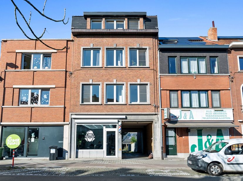 Immo3000 heeft een schitterend gelegen 1 slaapkamer appartement te koop in het centrum van Kessel-Lo thv het De Becker Remyplein. Zoals de locatie gek