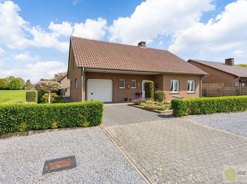 KNAPPE EN INSTAPKLARE WONING MET 4 SLAAPKAMERS, INPANDIGE ÉN VRIJSTAANDE GARAGE, HEERLIJK TERRAS OMGEVEN DOOR EEN PRACHTIGE TUIN!! Perfect verzorgde e