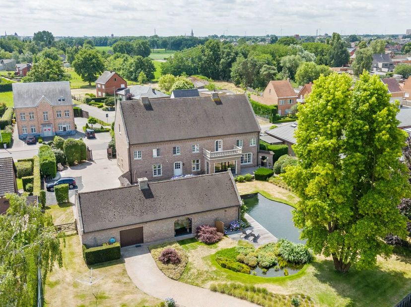Met een bewoonbare oppervlakte van 495m², ruimte voor een praktijk, atelier of kantoor aan huis, een vlot bereikbare zolder van 200m², een fraai aange