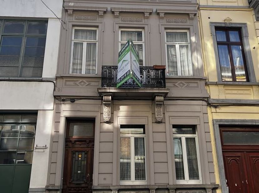 Schaarbeek, dicht bij alle voorzieningen - Schitterend, zonnig huis met 6 slaapkamers van +/- 250m² met binnenplaats, bestaande uit:Begane grond: ruim