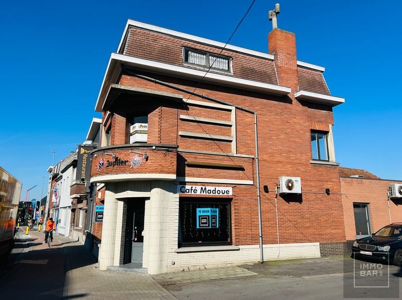 horecazaak te huur op toplocatie langs een drukke invalsweg in Deinze. Dankzij de uitstekende zichtbaarheid en de ruime parkeermogelijkheden vlakbij,