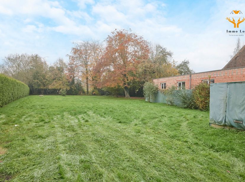 Deze charmante halfopen bebouwing met 4 slaapkamers in de Van Tieghemstraat 7 biedt alles wat u zoekt: een warme thuis, rust en ruimte. Op een steenwo
