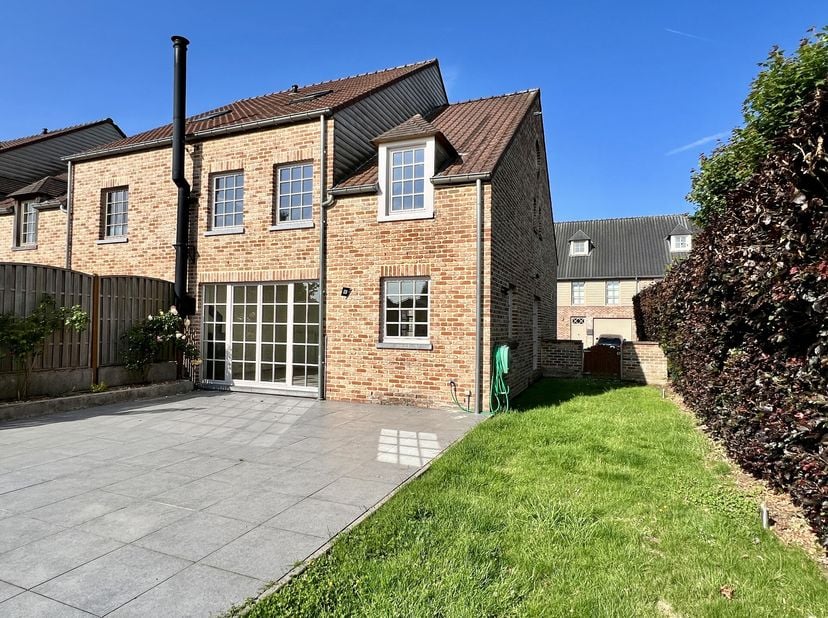 In een residentiële wijk van uitzonderlijke kwaliteit, aan het einde van een doodlopende straat, biedt deze prachtige woning een unieke mix van charme