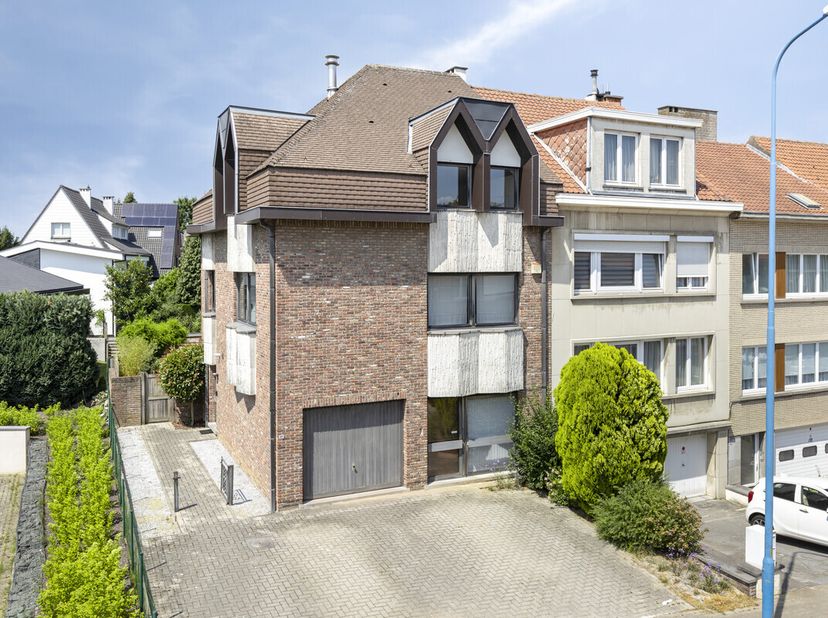 Faites offre à partir de 549.000 €.&lt;br /&gt;
Située entre le cur paisible de Strombeek-Bever et le centre commercial animé de Mutsaard/De Wand à Laeken,