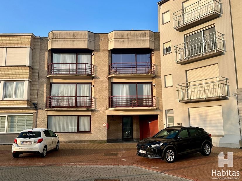 Private garagebox in een kleinschalige residentie, centraal gelegen op de markt, op enkele passen van het strand en de winkelstraat. De garage beschik