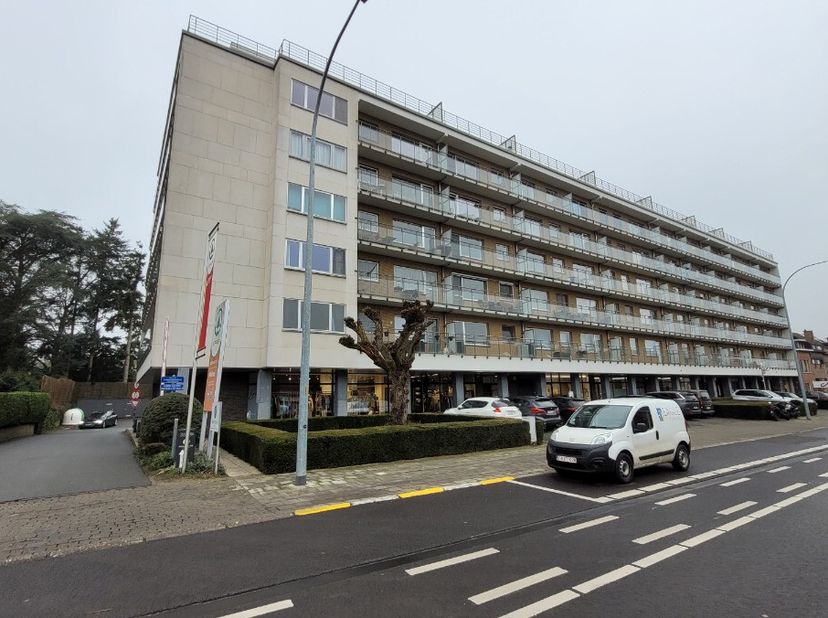 Goed gelegen Ruime Studio op 2de verdiep met lift aan de rand van Leuven, openbaar vervoer, trein, school en winkels in de buurt. Indeling: Inkomhal,