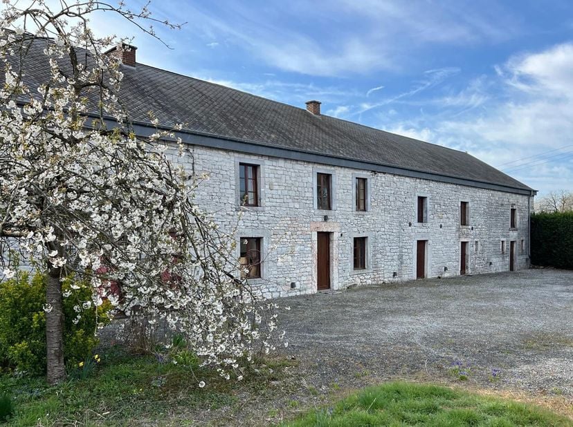 Située au cur du paisible village de Havrenne, cette splendide propriété ne manquera pas de vous séduire !&lt;br /&gt;
Derrière sa façade en pierre pleine d