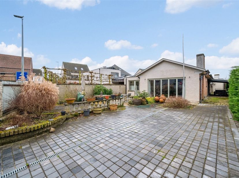Te renoveren woning met kantoor centrum Laarne!&lt;br /&gt;
Deze woning is gelegen op een fantastische locatie, centrum Laarne! Vlot bereikbaar, handelszake