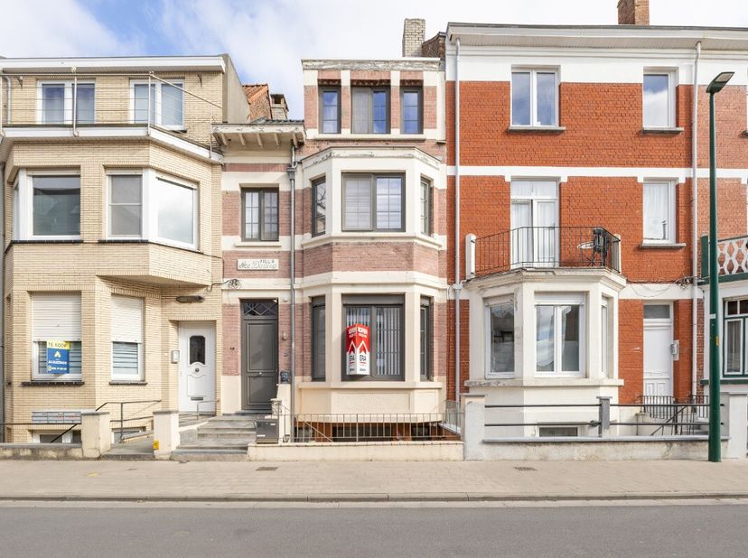 La Panne : Charmante maison rénovée en plein centre ! Découvrez cette maison pleine de caractère, idéalement située au cur de La Panne, à quelques pas