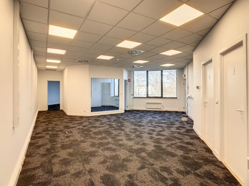 Kantoorruimte van 150m² te huur in het President Kennedypark te Kortrijk. Het kantoor is gelegen in de nabijheid van diverse invalswegen, alsook van d