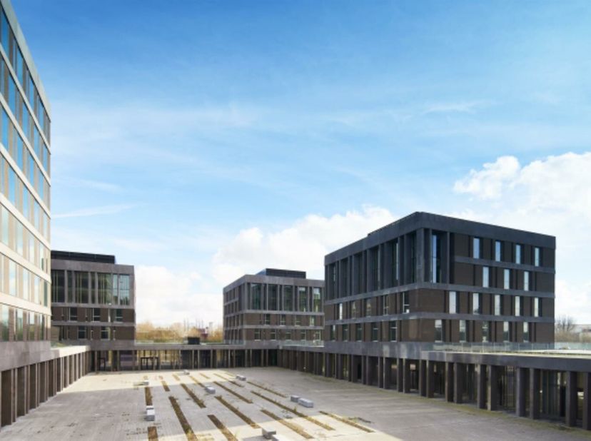 NOUVEL ENSEMBLE DE BUREAUX à Louvain-La-Neuve !!&lt;br /&gt;
COMPLEXE MIXTE (60.000 m²) - Bureaux (20.000 m²) + Commerces (2.000m²)&lt;br /&gt;
Une localisation i
