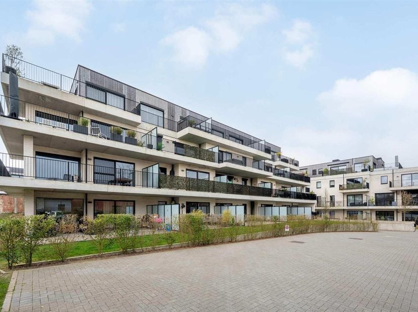 Ruim &amp; modern appartement met groot terras in Steendorp&lt;br /&gt;
Dit recent gebouwd appartement (2021) bevindt zich in de Gelaagstraat te Steendorp, een