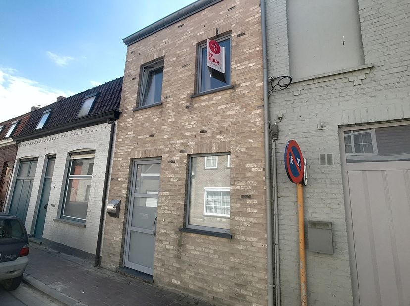 Cette maison mitoyenne récente est située juste à l&#039;extérieur du centre de Roesbrugge. Dans le village même, vous trouverez un supermarché, des cafés