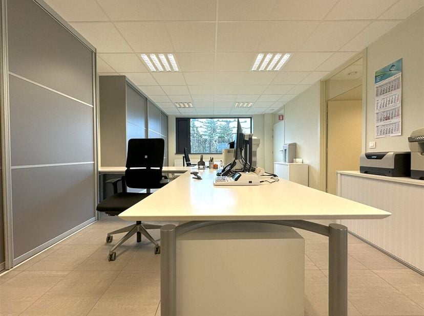 252 M² KANTOORRUIMTE IN SCHUIFERSKAPELLE&lt;br /&gt;
Dit kantoorgebouw is centraal gelegen in Schuiferskapelle, tussen Tielt, Ruiselede en Wingene&lt;br /&gt;
Dit