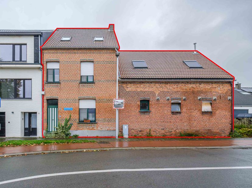 GOED GELEGEN WONING MET VEEL POTENTIEEL &lt;br /&gt;
 &lt;br /&gt;
Met stalling, schuur en tuin.  &lt;br /&gt;
- gelijkvloers: inkomhal met trap, 2 dooreenlopende woonk