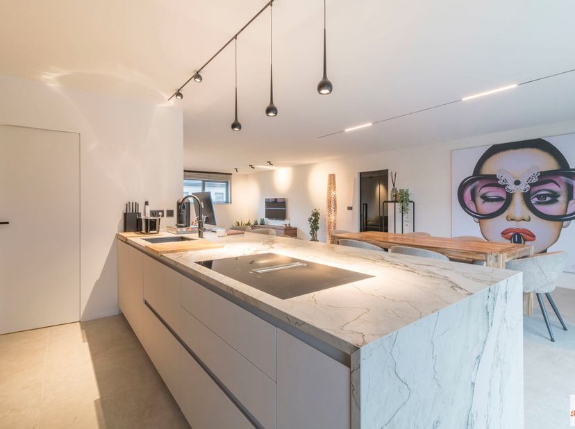 Luxueus afgewerkt appartement met gigantisch zonneterras&lt;br /&gt;
Dit luxueuze appartement combineert elegantie, functionaliteit en moderne luxe. Het is