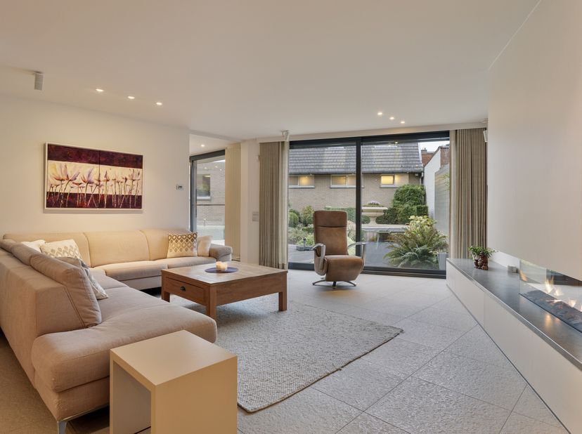Deze hoogwaardig afgewerkte woning, gelegen in het centrum van Zwevezele, biedt de ideale combinatie van modern comfort en praktische indeling. Elk de