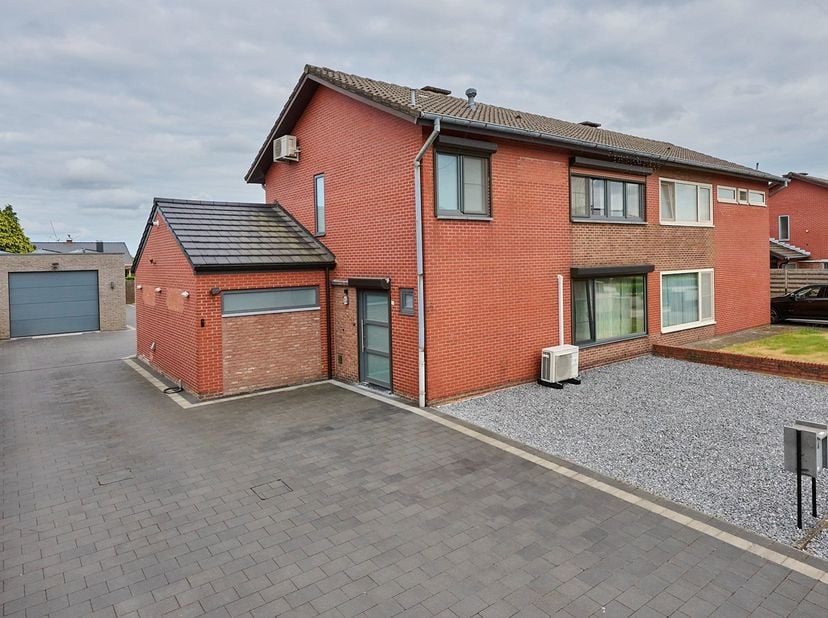Deze prachtig gerenoveerde woning is een echte topper voor wie op zoek is naar comfort en een moderne afwerking, verspreid over verschillende zorgvuld
