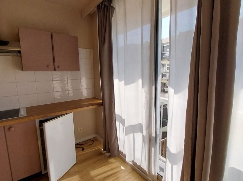 Très agréable studio de 35 m2 ensoleillé, côté jardin, Environnement calme Un grand placard, une cuisine séparée comprenant évier,  plaques de cuisson