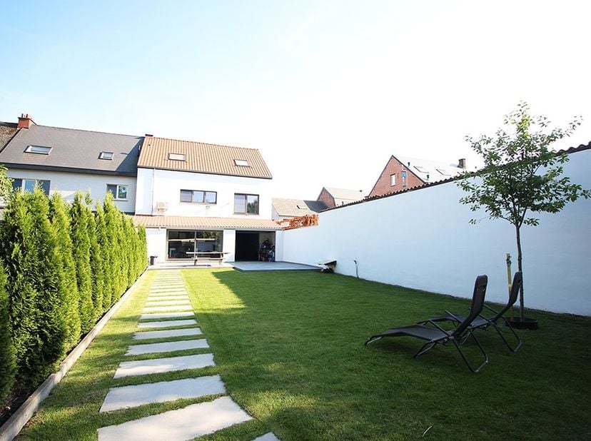 Contacteer Raf voor een bezoek: 0484325180. Deze woning van 1960 werd in 2024 door de eigenaars volledig gerenoveerd. De woning is als volgt ingedeeld