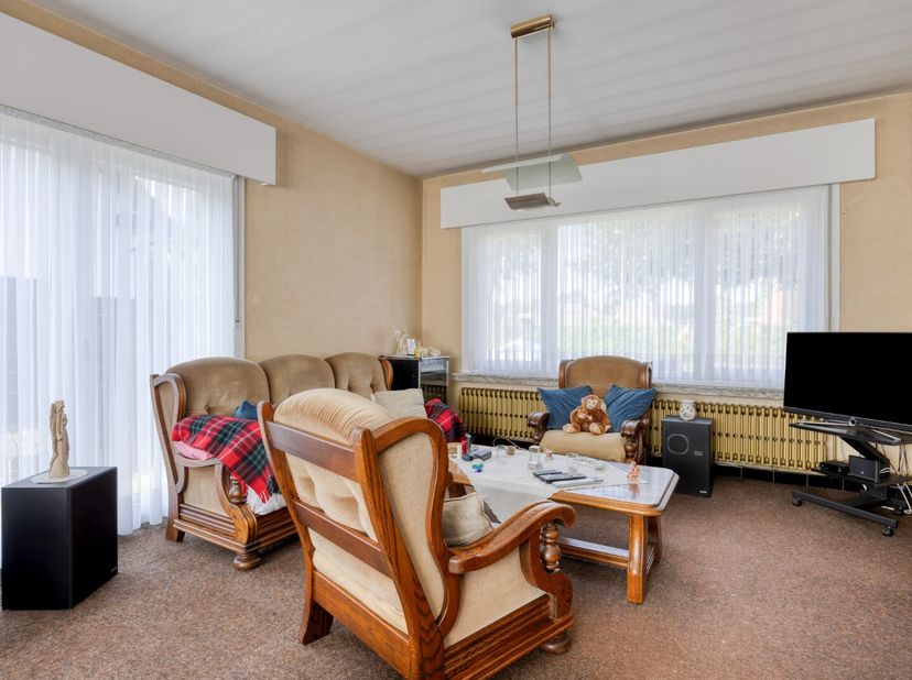 Deze vrijstaande woning met drie slaapkamers is bijzonder rustig gelegen op een mooi perceel van 1.060 m². De woning bevindt zich op fietsafstand van